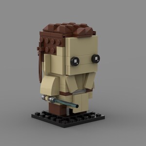 Op de afbeelding: Een Lego minifiguur van een Jedi Ridder met een bruin haarstuk, een tan lichaam en een blauw lichtzwaard. De minifiguur staat op een zwarte basisplaat.