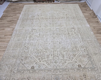 Può includere: Un tappeto beige con un motivo dettagliato e intricato in una tonalità di beige più scura. Il tappeto ha uno stile tradizionale e vintage.