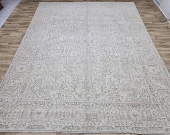 Può includere: Un tappeto vintage color crema con un motivo dettagliato e intricato in tonalità di grigio e blu. Il tappeto ha un aspetto sbiadito e usurato, che aggiunge al suo fascino vintage.
