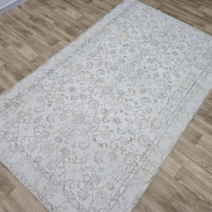 5.5x9 Vintage Turkish Isparta Rug: Handknotted Wool Oushak