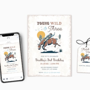 Könnte beinhalten: Eine druckbare Einladung zu einer Geburtstagsparty im Cowboy-Stil. Die Einladung zeigt einen Cartoon-Cowboy, der ein buckelndes Pferd reitet, mit dem Text "Young Wild & Three" und "Join us to celebrate Bradley's 3rd Birthday".