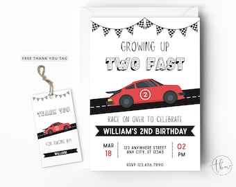 Könnte beinhalten: Eine rote und schwarze Rennwagen-Geburtstagseinladung mit dem Text "Growing Up Two Fast" und "William's 2nd Birthday". Die Einladung zeigt ein rotes Rennauto mit einer schwarzen Nummer 2 an der Seite, schwarz-weiße karierte Flaggen und eine schwarz-weiße Straße.