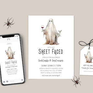 Może przedstawiać: Zestaw zaproszeń na Halloween z akwarelowym duchem trzymającym kieliszek wina. Zaproszenie, ekran telefonu i etykieta wyświetlają "Let's Get Sheet Faced" i szczegóły wydarzenia. Zawiera pająki.