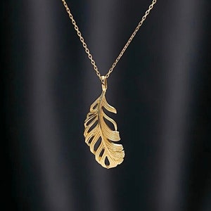 Collana pendente in piuma d&#39;oro massiccio 14k / ciondolo unisex / ciondolo collana a strati / regalo di compleanno / regalo amici