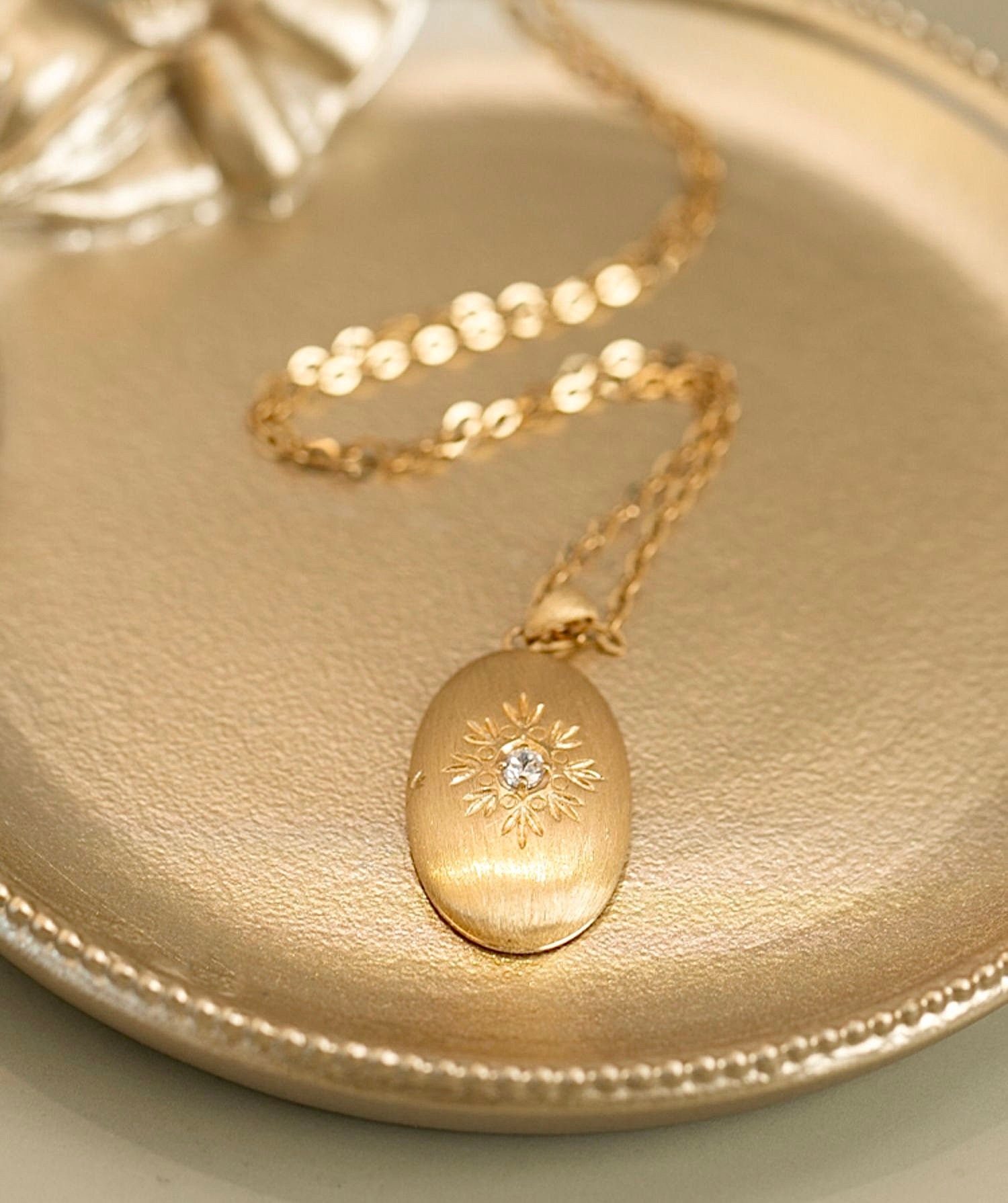 14k Solid Gold Oval Locket Necklace/ Oval Locket Pendant/ Etsy