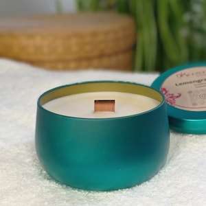 Velas aromáticas de aromaterapia Lemongrass con mecha de madera en una elegante caja de hierro. Cera de soja orgánica. 100% Aceite Esencial. color esmeralda
