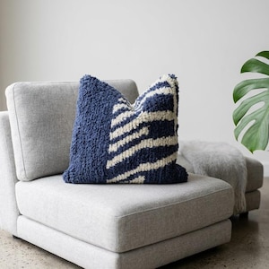 Autentisk marockansk berberkudde, handgjord mattkudde i 100 % naturlig ull, indigoblå och vit dekor, unik hantverksmässig boho shagkudde P372