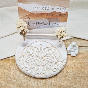 Kartenleiste, Fotohalter, Altar in weiß-beige mit Mandala aus Keramik - Kartenhalter, Alternative zu Holz, Jahreszeitentisch handgefertigt