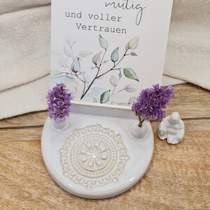 Kartenleiste, Fotohalter rund in weiß-beige mit Mandala aus Keramik - Altar für Jahreszeitentisch handgefertigt