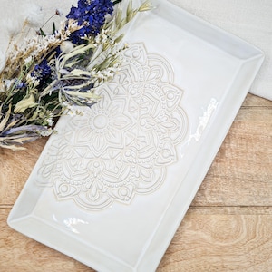 Rechteckiger Keramikteller, Servierplatte mit Mandala Lakshmi in weiß, handgetöpfert