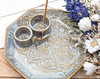 Könnte beinhalten: Ein Keramik-Räucherstäbchenhalter mit einem blauen und goldenen Mandala-Design. Der Halter hat drei kleine Schalen für Räucherkegel und einen zentralen Ständer für ein Stäbchen.