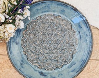 Runder Keramik Teller mit hohem Rand und Mandala in grau-blau, Pasta Bowl im Boho Stil, Servierteller Bohemian