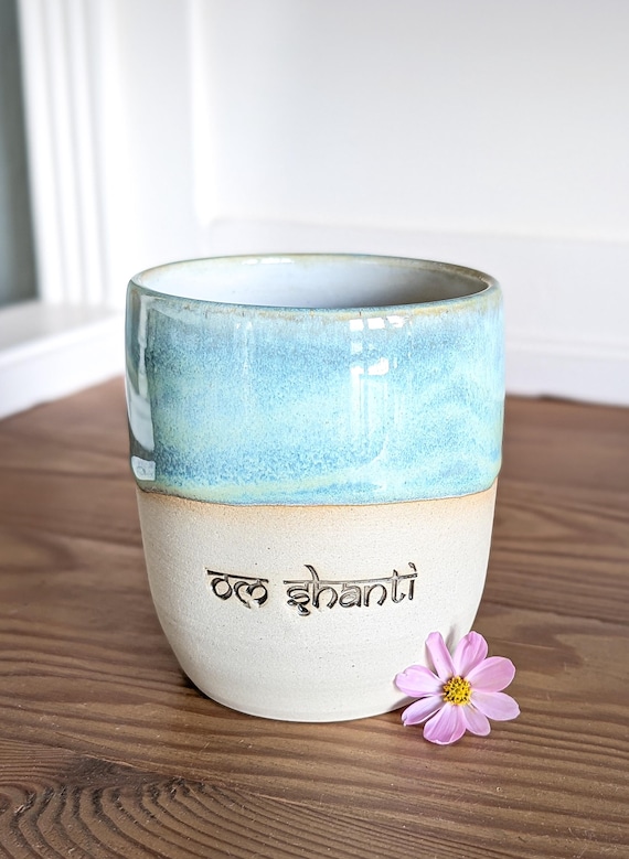 Handgefertigte Keramik Tasse Yoga "Om shanti" 300-350 ml, Becher Yoga