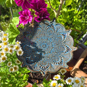 Insektentränke mit Mandala aus Keramik, blau beige, Gartendeko für Insekten handgetöpfert, frostfest
