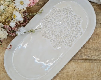 Handgetöpferter ovaler Keramikteller mit Mandala in weiß