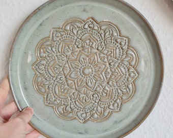 Keramik Teller groß mit Mandala in grau-beige / Boho / handgetöpfert