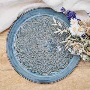 Runder Keramik Teller mit Mandala in grau-blau, Boho Stil, Servierteller Bohemian handgetöpfert