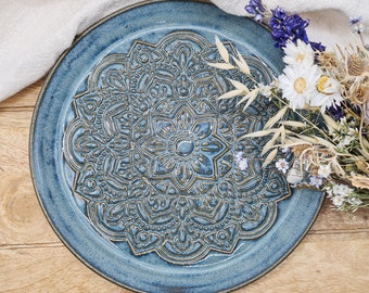 Runder Keramik Teller mit Mandala in grau-blau, Boho Stil, Servierteller Bohemian handgetöpfert