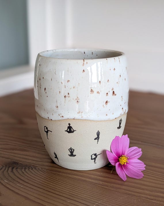 Handgefertigte Keramik Tasse "Yoga Asanas" 300 ml, Becher Yoga Pünktchen Glasur weiß