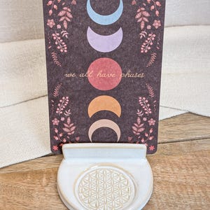 Kartenleiste, Fotohalter, Altar in weiß-beige mit Mandala aus Keramik - Kartenhalter, Alternative zu Holz, Jahreszeitentisch handgefertigt