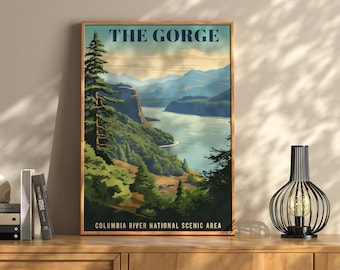 Peut inclure: Une affiche de style vintage avec une vue panoramique d'une gorge fluviale. L'affiche est intitulée "The Gorge" et présente une rivière bleue serpentant à travers une vallée verdoyante avec des montagnes en arrière-plan. Le texte "Columbia River National Scenic Area" est en bas de l'affiche.