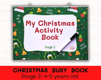Può includere: Un libro di attività natalizio verde e rosso con una superficie bianca cancellabile a secco. Il libro ha un titolo che recita "My Christmas Activity Book" e "Stage 2". Un pennarello cancellabile a secco bianco è appoggiato sul libro.