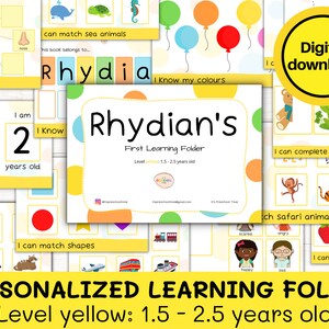 Op de afbeelding: Een gepersonaliseerde leermap voor kinderen van 1,5 tot 2,5 jaar oud. De map is geel met de tekst "Rhydian's First Learning Folder" en "Level yellow: 1.5 - 2.5 years old". De map bevat activiteiten zoals het matchen van vormen, kleuren en dieren.