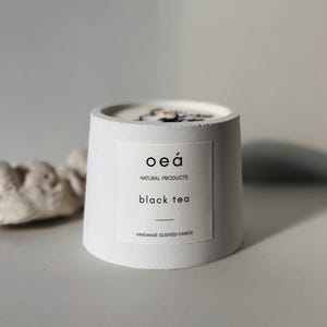 'Black tea' candle with essential cedar and cardamom oil (125g)