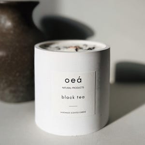 Scented candle with black tea fragrance | in a concrete container with wooden wick (240g)