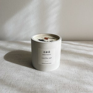 Scented candle 'vanilla oat' made from soy and rapeseed wax with wooden wick (large)