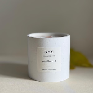 Vanilla oat scented candle made from soy and rapeseed wax with a wooden wick (240g)