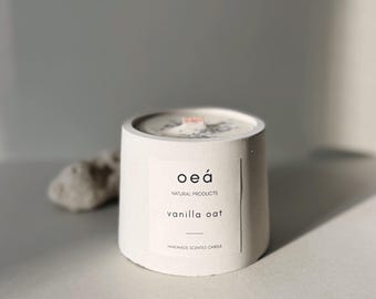 Scented candle 'vanilla oat' made from soy and rapeseed wax with a wooden wick (small)