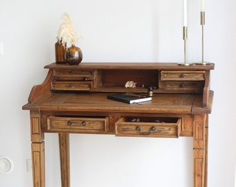 Scrivania segretaria esclusiva dall'aspetto antico.