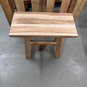 Tweede keuze: Kleine houten bank, tweede keuze / kruk / kruk van natuurlijk hout / kruk van natuurlijk hout