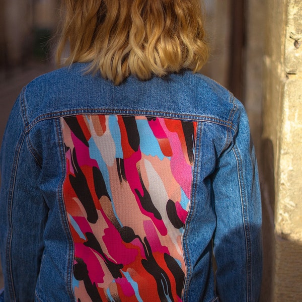 Veste en jean « Éclat », Motifs camouflage, Tissu Polyester, Veste d’upcycling, Pièce unique, Fabrication artisanale