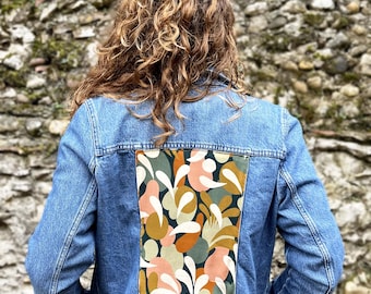 Veste en jean « Pétale », Motifs abstraits, Tissu Viscose, Veste d’upcycling, Pièce unique, Fabrication artisanale