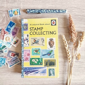 Diario fatto a mano in Francia, rilegato in carta da 130 g in un vecchio libro di filatelia inglese, quaderno, vintage, upcycling, francobolli, coccinella