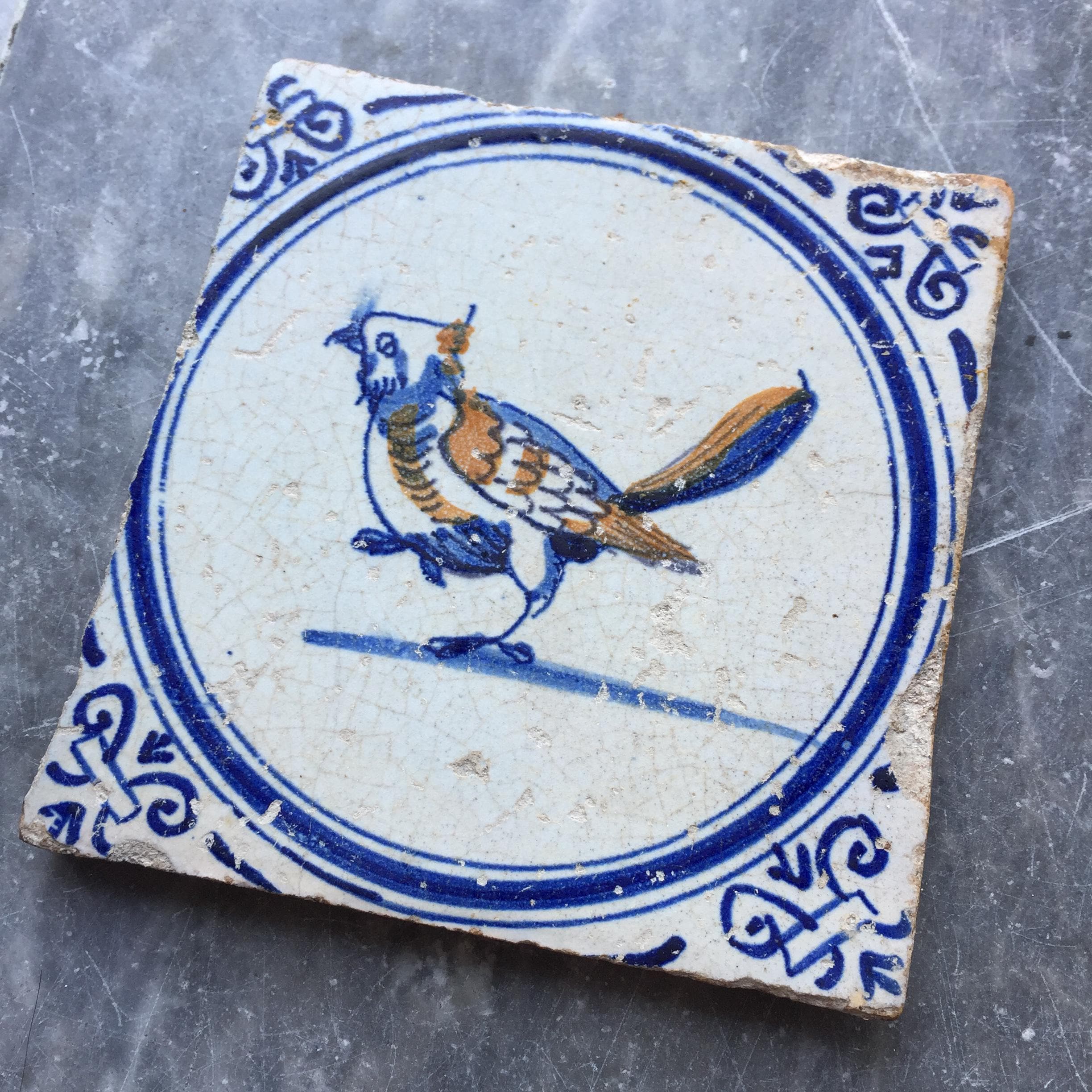 17世紀　オランダ　鳥の絵柄のデルフトタイル　/ 古道具　アンティーク 希少なアンティーク 17 世紀オランダ デルフト タイルの跳ねる鳥
