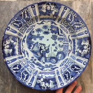 Large Antique 17th century Dutch Delft dish in Chinese kraak style