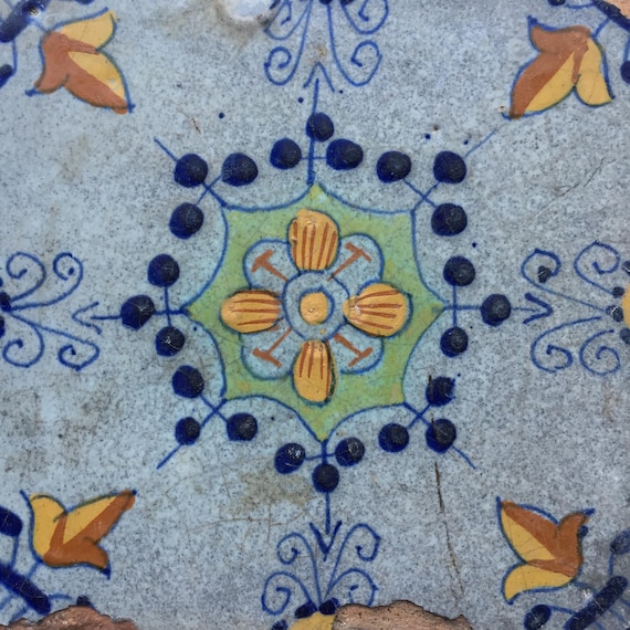 装飾的なデザインが施された 17 世紀のオランダのデルフト タイル