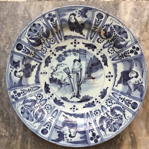Large Antique 17th century Dutch Delft dish in Chinese wanli style