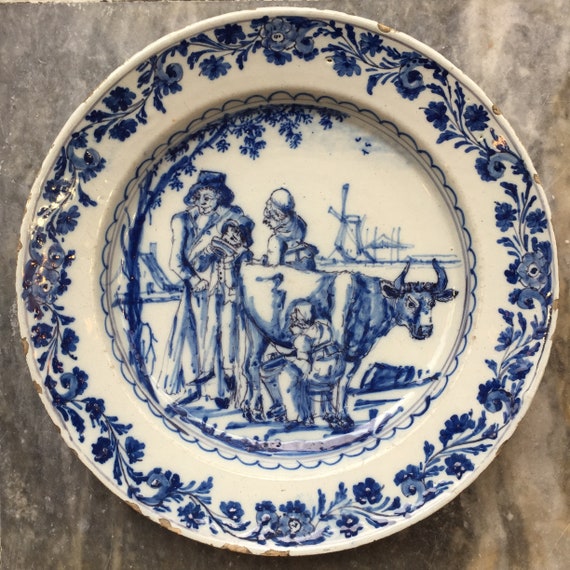 農家の家族が描かれた18世紀のオランダのデルフト製大型アンティーク皿