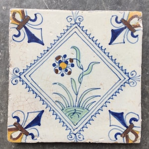 Antique 17th century Dutch Delft tile with daisy