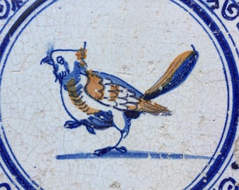 希少なアンティーク 17 世紀オランダ デルフト タイルの跳ねる鳥