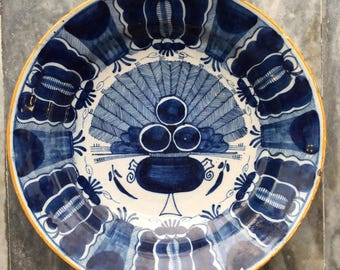 Große antike Delfter sogenannte Pfauenschale aus dem 18