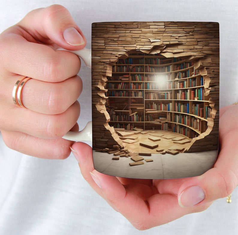 K&ouml;nnte beinhalten: Eine wei&szlig;e Keramiktasse mit einem Design aus braunen Ziegeln. Die Wand hat ein Loch, das eine kreisf&ouml;rmige B&uuml;cherregal enth&uuml;llt, das mit B&uuml;chern gef&uuml;llt ist. Das B&uuml;cherregal wird von einer Gl&uuml;hbirne beleuchtet.