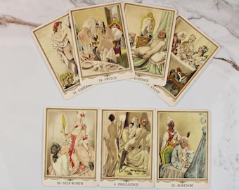 Può includere: Un set di carte dei tarocchi con illustrazioni in stile vintage. Le carte presentano scene con figure in abiti d'epoca, con titoli come "EXPERI", "SWITCH", "SURPRISE", "EVENT", "SELF-WORTH", "INDULGENCE" e "BOREDOM". Le carte sono disposte su una superficie chiara.