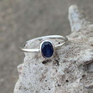 September Birthstone Ring, Saphir Ring Minimalist, Saphir Versprechen Ring, Custom Ring mit Birthstone, Sternzeichen Birthstone Ring, Dünner Ring