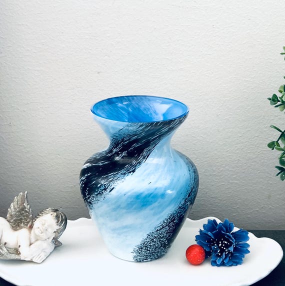 100% Recycled Glass Flower Vase ブルー Beautiful Vintage Bergdala Art Nouveau Blue & White Swirl Glass