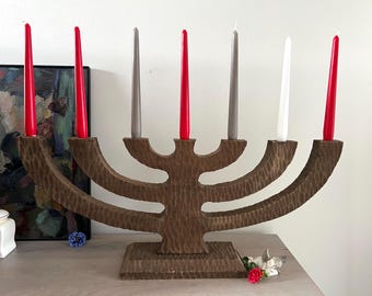 Increíble candelabro de madera maciza de 73 cm, hecho a mano, de estilo retro rústico en color natural. Carpintería de estilo folk escandinavo.